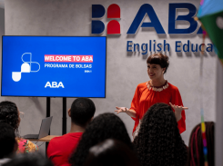 Estudantes recebem bolsas de estudo de ingl&ecirc;s na ABA